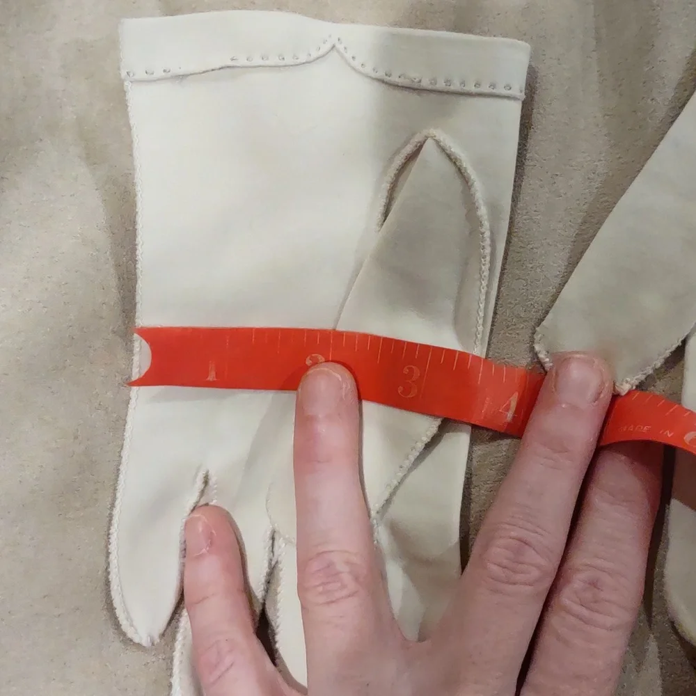 Small cream ladies hand gloves, vintage